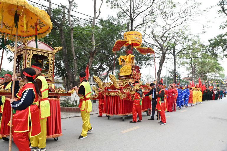 Các đoàn rước thánh về khu di tích thờ Hoàng thái hậu Ỷ Lan.
