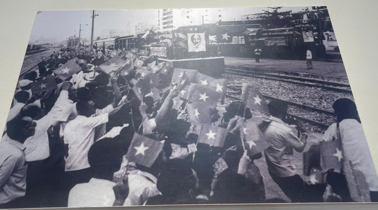 Đoàn tàu khách đầu tiên tới ga Thành phố Hồ Chí Minh sau ngày khánh thành đường sắt Thống Nhất, tháng 2/19756.