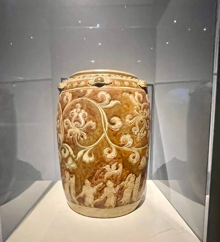 Thạp hoa nâu bằng chất liệu gốm tráng men.