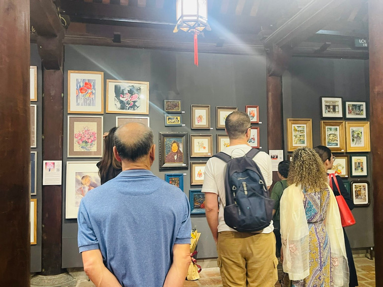 Triển lãm thu hút nhiều du khách nước ngoài.