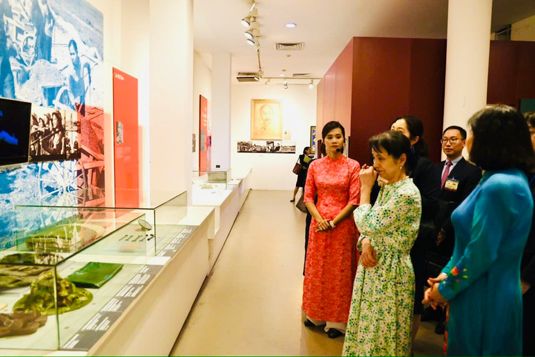 Phu nhân Thủ tướng Nhật Bản, bà Ishiba Yoshiko không kìm được sự xúc động khi nghe câu chuyện về lá thư viết tay của nữ thanh niên xung phong Võ Thị Tần, 24 tuổi, Tiểu đội trưởng của “Những cô gái mở đường” ở Ngã ba Đồng Lộc.