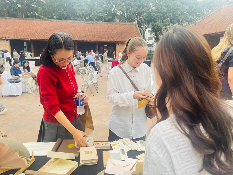 Những sản phẩm được in từ các bức tranh như sổ, bưu thiếp... được nhiều khách tham quan lựa chọn.