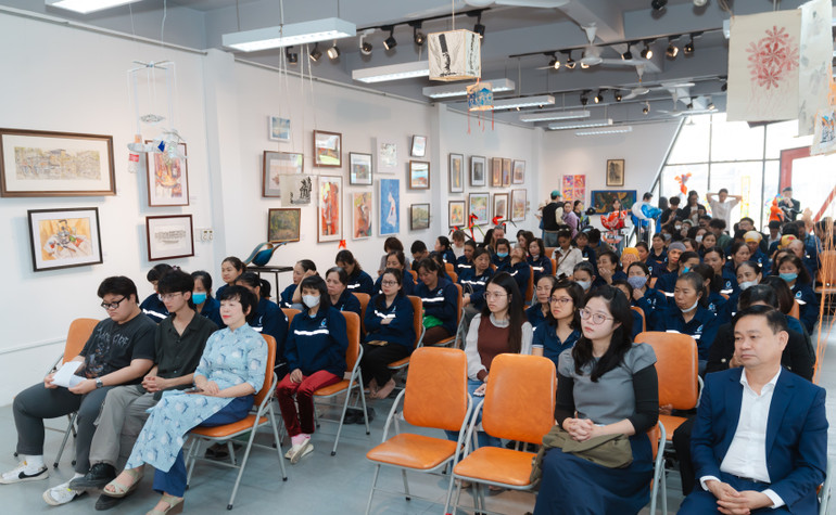 Những người làm nghề thu gom đồng nát, ve chai đang là những "chiến binh xanh" góp phần giảm thiểu rác thải ra môi trường.