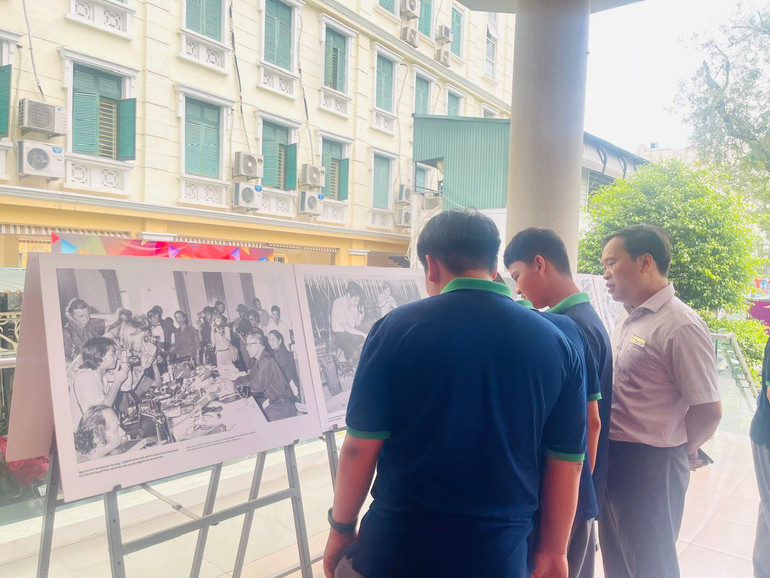 Sau khi xem chương trình "Một thời hoa lửa", công chúng được tham quan các trưng bày về ngày 30/4 tại bảo tàng.