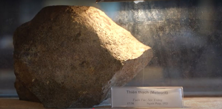 Mẫu thiên thạch do một người Pháp tìm thấy ở Sóc Trăng vào năm 1921.
