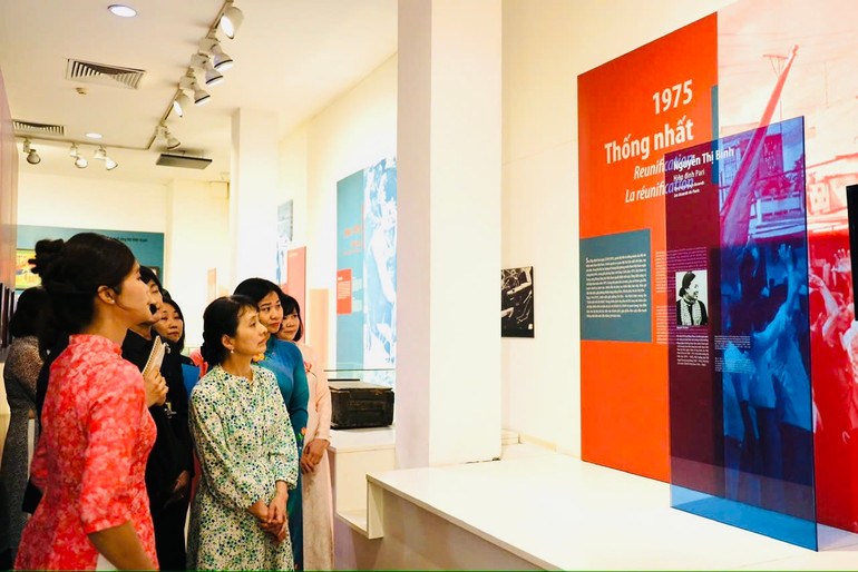 Bà Ishiba Yoshiko nghe giới thiệu về quá trình ký kết Hiệp định Paris và những đóng góp của bà Nguyễn Thị Bình.