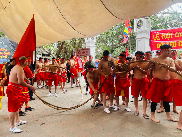 Các đội tham gia kéo co cùng rước dây song ra xới kéo co.