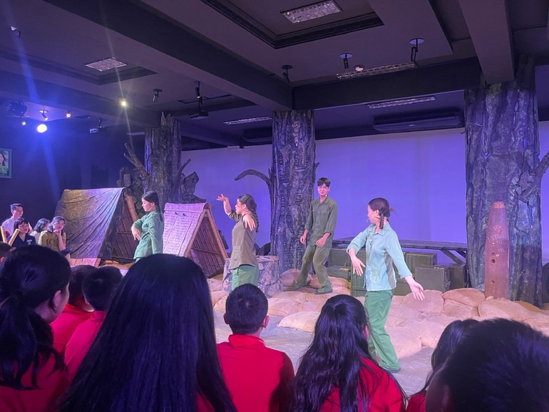 Hoạt cảnh về các cô gái thanh niên xung phong và các chiến sĩ lái xe Trường Sơn.