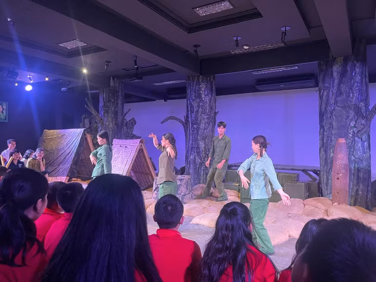 Hoạt cảnh về các cô gái thanh niên xung phong và các chiến sĩ lái xe Trường Sơn.