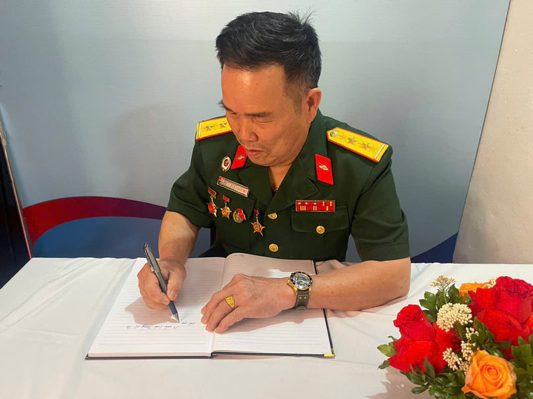 Cựu chiến binh Ngô Sỹ Nguyên, Pháo thủ số 1 của xe tăng 390 ghi cảm tưởng sau khi xem trưng bày.