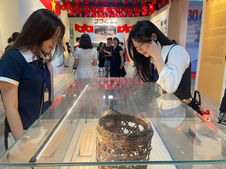 Triển lãm thu hút sự tham gia của đông đảo các bạn trẻ.