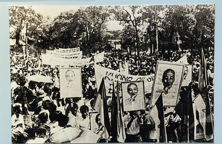 Nhân dân Sài Gòn mít tinh mừng Việt Nam đại thắng ngày 15/5/1975.