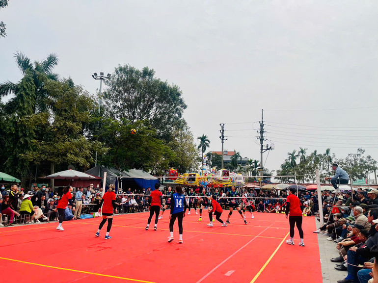 Các hoạt động thi đấu thể thao thu hút sự quan tâm của đông đảo người dân.