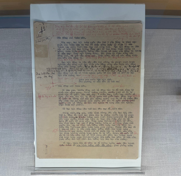 Diễn văn khai mạc (có bút tích của Chủ tịch Hồ Chí Minh sửa bằng bút bi đỏ) Chủ tịch Hồ Chí Minh trình bày tại Đại hội đại biểu toàn quốc lần thứ III của Đảng, ngày 5/9/1960.