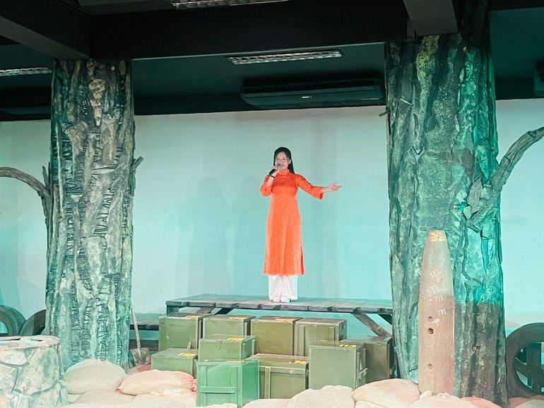 Tiết mục hát "Đất nước lời ru" mở màn chương trình.