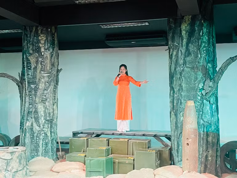 Tiết mục hát "Đất nước lời ru" mở màn chương trình.