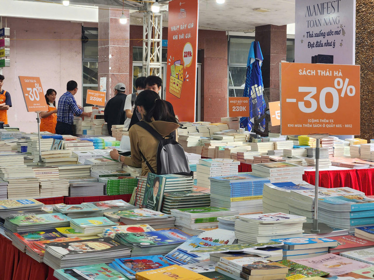 Nhiều ưu đãi hấp dẫn cho độc giả tại hội sách.