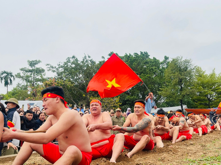 Tiêu chuẩn để lựa chọn người kéo co là gia đình có nhiều đời sinh sống ở làng và có nền nếp, gia giáo chuẩn mực. Những người làm rể ở làng không được phép tham gia.