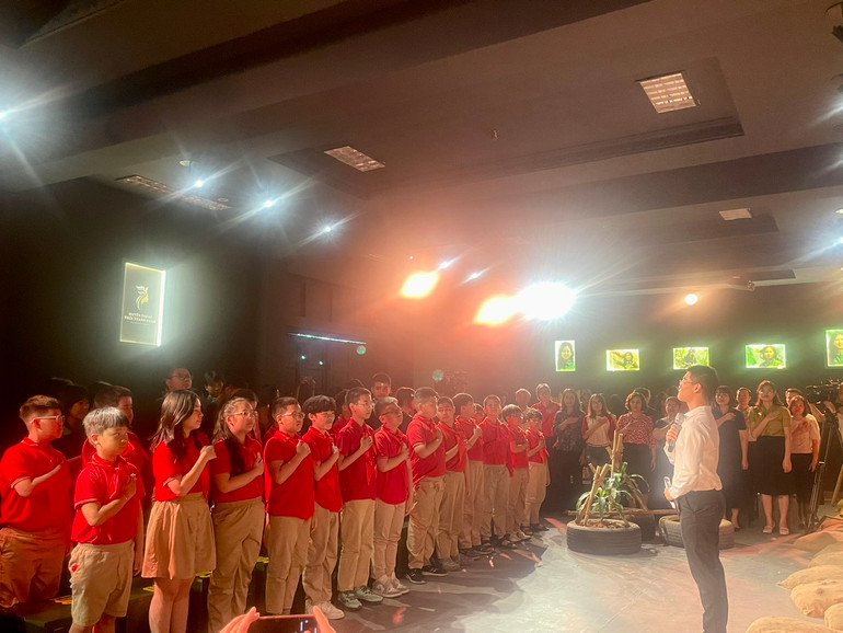 Các em học sinh hào hứng tham gia chương trình.