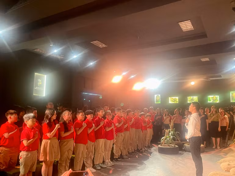 Các em học sinh hào hứng tham gia chương trình.