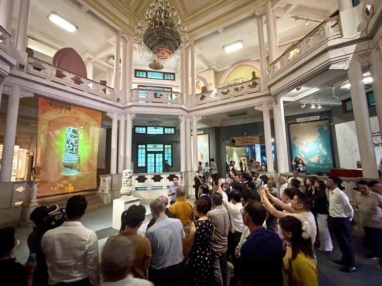 Đông đảo người dân và du khách tham quan trưng bày.