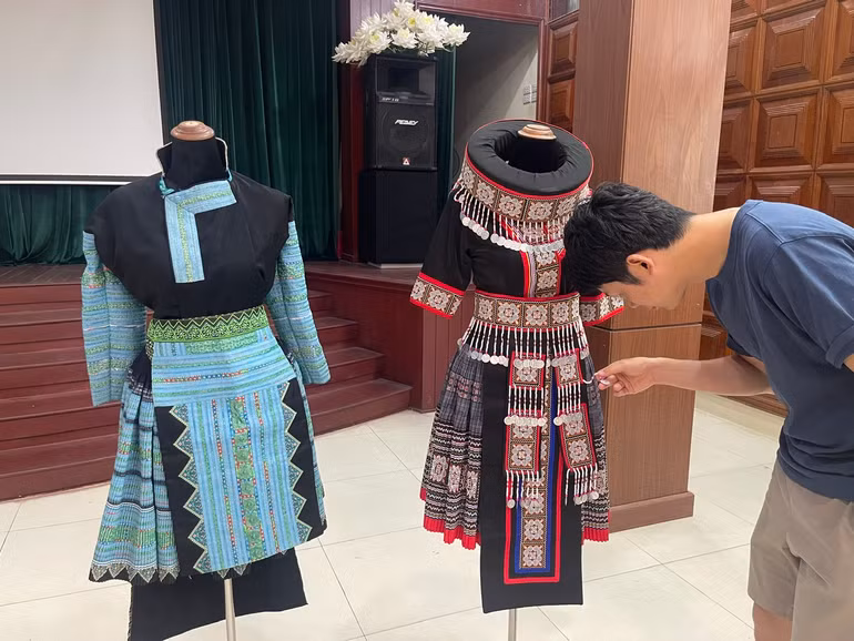 Tìm hiểu về các trang phục truyền thống của đồng bào dân tộc Mông.