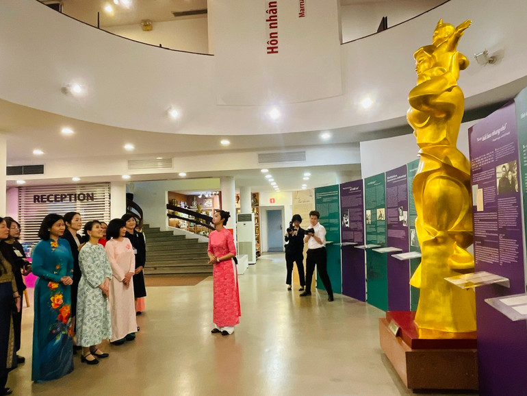 Bà Ishiba Yoshiko tìm hiểu về lịch sử, văn hóa và đời sống của phụ nữ Việt Nam qua các thời kỳ.