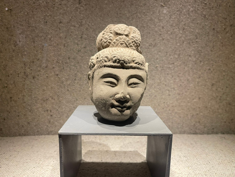 Đầu tượng tiên nữ (năm 1057), phát hiện tại Chùa Phật Tích, Tiên Du, Bắc Ninh.