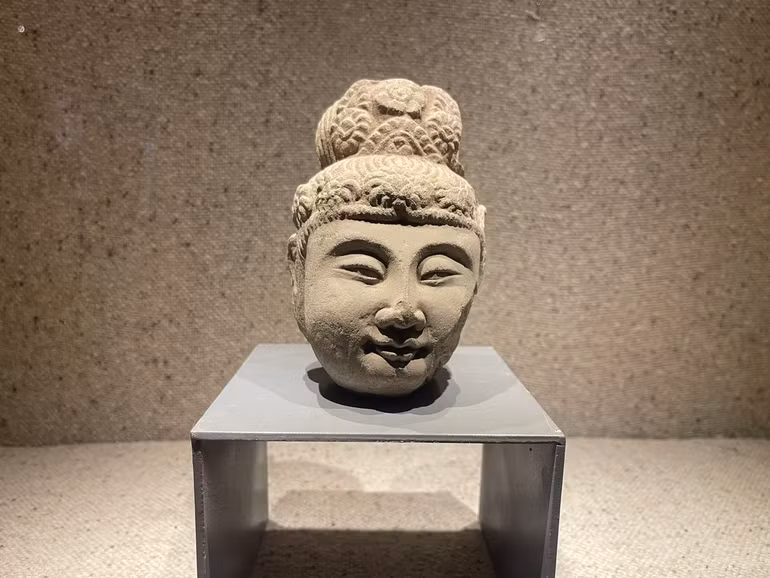 Đầu tượng tiên nữ (năm 1057), phát hiện tại Chùa Phật Tích, Tiên Du, Bắc Ninh.