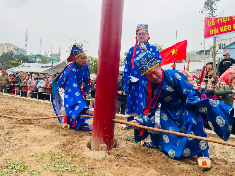 Luồn dây song vào cột trước khi kéo.