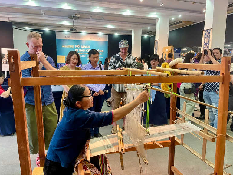 Nghệ nhân Sầm Thị Hoa trình diễn kỹ thuật dệt thổ cẩm.