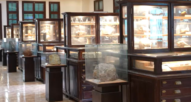 Đến tham quan Bảo tàng Địa chất Hà Nội giống như bước vào thế giới thu nhỏ của Trái đất, nơi khách tham quan sẽ tìm thấy những điều bất ngờ và hấp dẫn.
