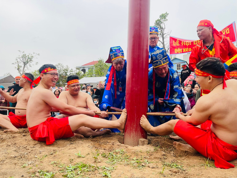 Những người ở hàng đầu dùng chân đạp vào cột lim để cố định vị trí.