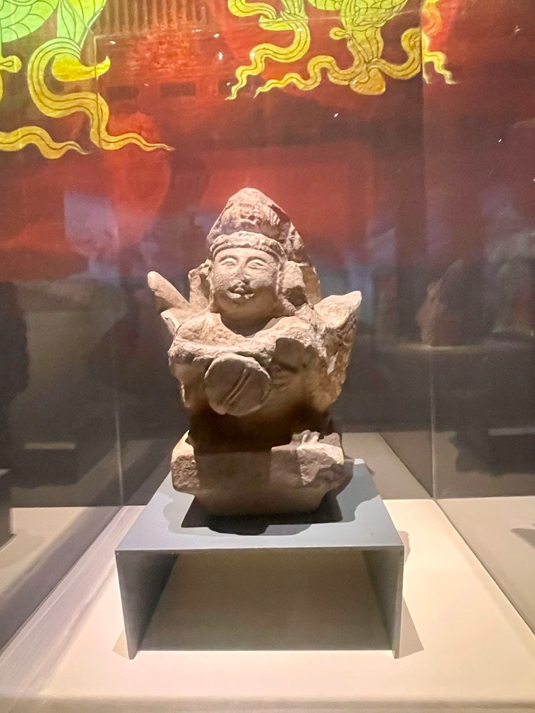 Tượng Kinnari đánh trống được tìm thấy tại chùa Phật Tích, huyện Tiên Du, tỉnh Bắc Ninh.