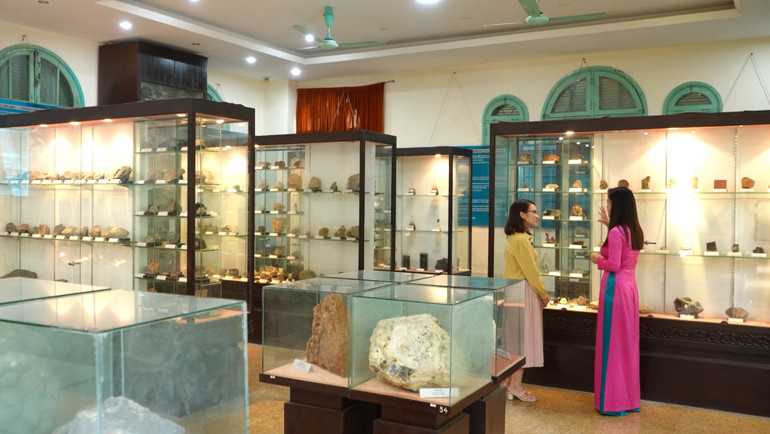 Cán bộ bảo tàng giới thiệu về các mẫu đá quý ở Việt Nam.