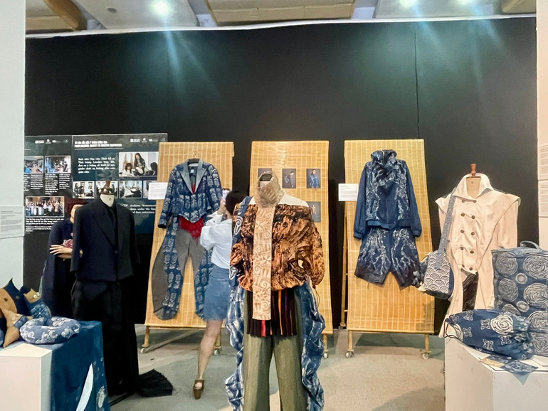 Bộ sưu tập các sản phẩm kết hợp kỹ thuật nhuộm màu và vẽ hoa văn sáp ong truyền thống của người H&apos;Mông của nhóm sinh viên Học viện Thiết kế và Thời trang London.