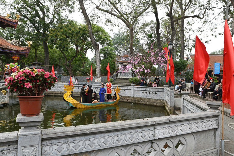 Nhiều loại hình nghệ thuật truyền thống được biểu diễn trong suốt thời gian diễn ra lễ hội.