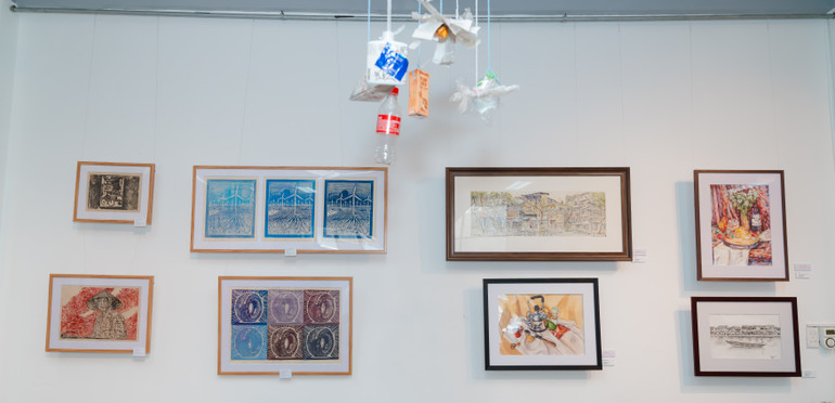 Câu chuyện về rác thải nhựa được kể bằng đa dạng thể loại như: tranh in, in khắc cao su, nghệ thuật sắp đặt.