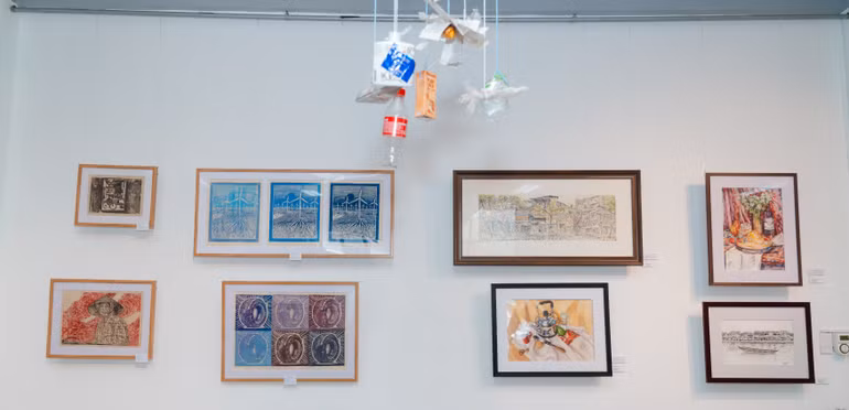 Câu chuyện về rác thải nhựa được kể bằng đa dạng thể loại như: tranh in, in khắc cao su, nghệ thuật sắp đặt.