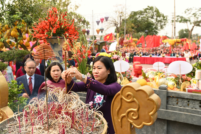 Các đại biểu dâng hương tưởng nhớ Hoàng thái hậu Ỷ Lan.