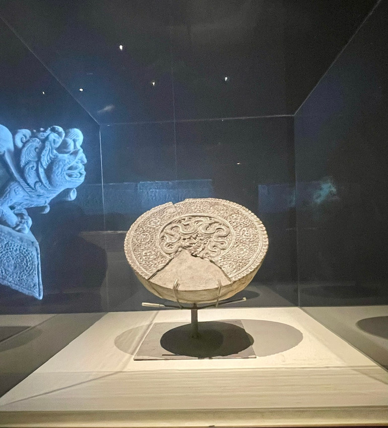 Trang trí hình rồng với chất liệu gốm men trắng.