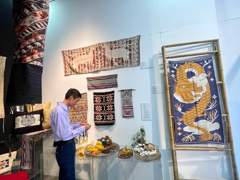 Công chúng hứng thú với những câu chuyện văn hóa đằng sau mỗi hoa văn của kỹ thuật “Tằm Hục Màn” của người Thái ở bản Hoa Tiến ra đời hơn 100 năm.