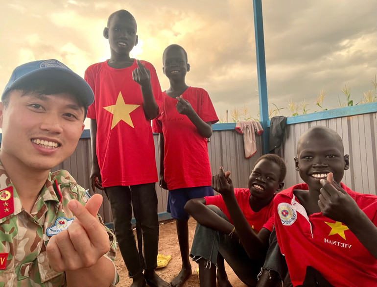 Thượng úy Nguyễn Sỹ Công và lực lượng mũ nồi xanh Việt Nam luôn nhận được sự yêu quý của trẻ em và người dân Nam Sudan. ( Ảnh: NVCC)