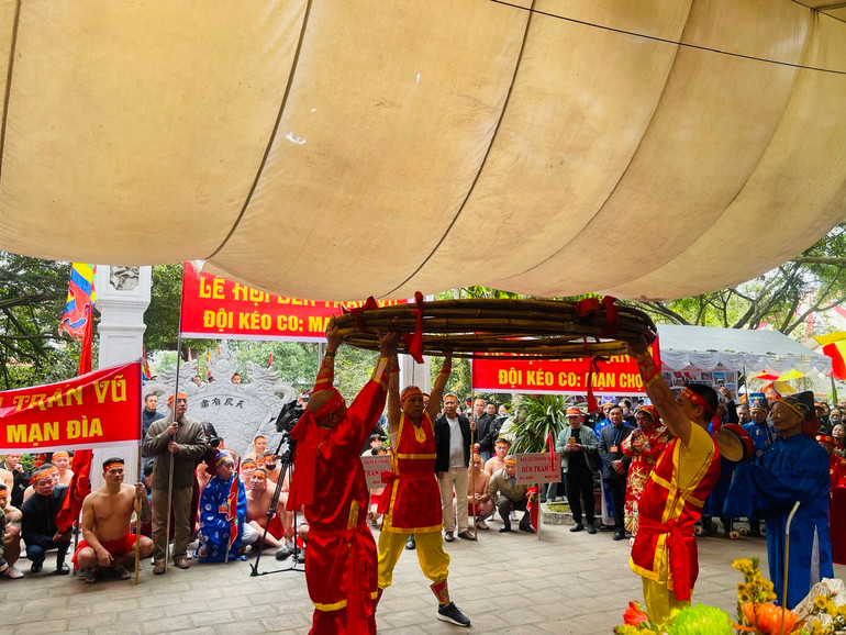 Sau khi làm lễ, cây song dùng để kéo co được đội trưởng của các nhóm dâng cao 3 lần với mục đích nâng cao khí thế, tinh thần của người tham gia.