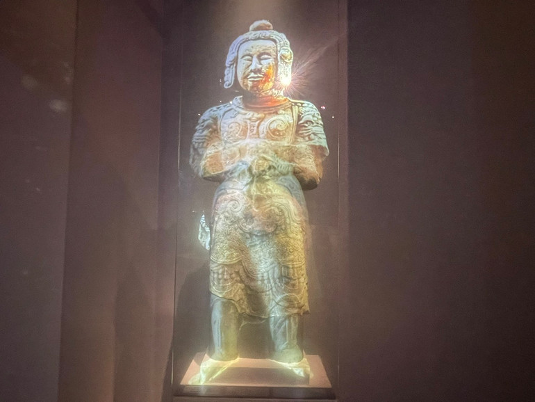 Tượng Kim Cương bằng đá năm 1507 tại chùa Phật Tích. Pho tượng vốn đã bị mất phần đầu, được phục chế nhờ công nghệ trình chiếu 3D.