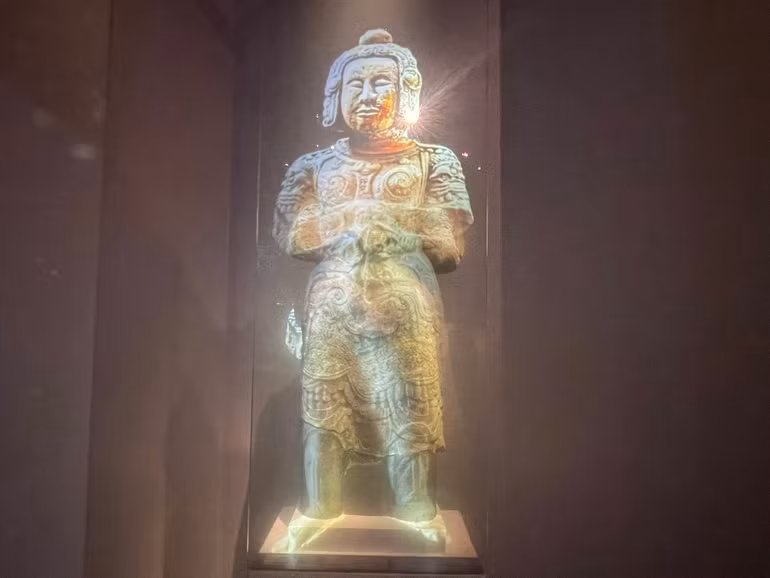 Tượng Kim Cương bằng đá năm 1507 tại chùa Phật Tích. Pho tượng vốn đã bị mất phần đầu, được phục chế nhờ công nghệ trình chiếu 3D.