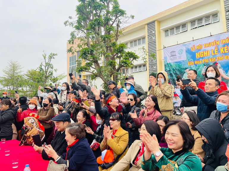 Đông đảo người dân và du khách thập phương đến xem và cổ vũ cho các đội.