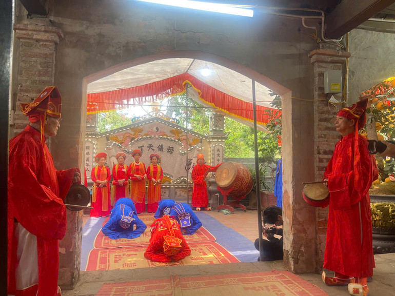 Nghi thức tế lễ tại đền thờ Hoàng thái hậu Ỷ Lan.