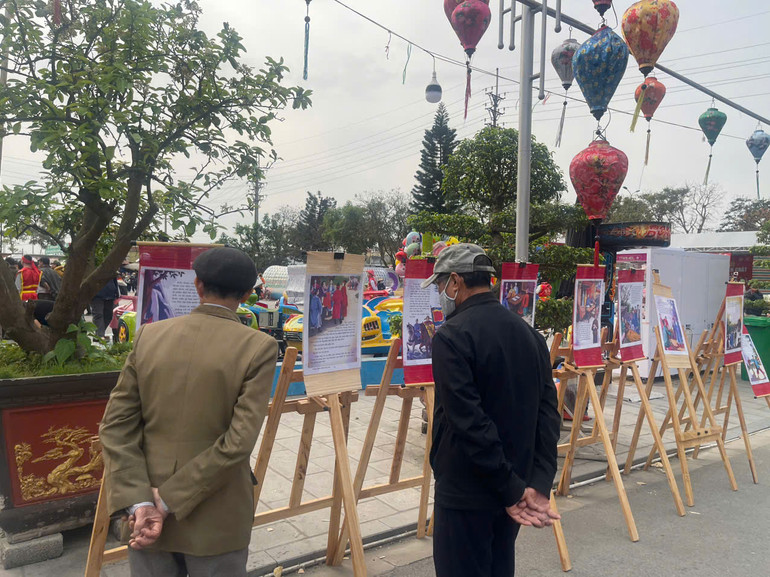 Du khách tìm hiểu về thân thế, sự nghiệp của Nguyên phi Ỷ Lan.