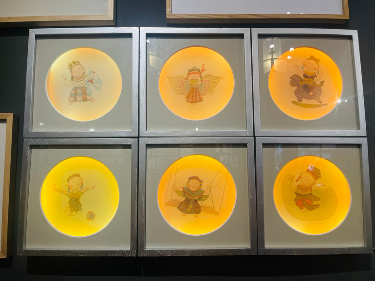 Bộ tranh "Tiên nhỏ" lấy cảm hứng từ những họa tiết ở đình làng Việt Nam thế kỷ 17-18 , bằng chất liệu màu nước trên lụa của họa sĩ Trần Thị Hội.